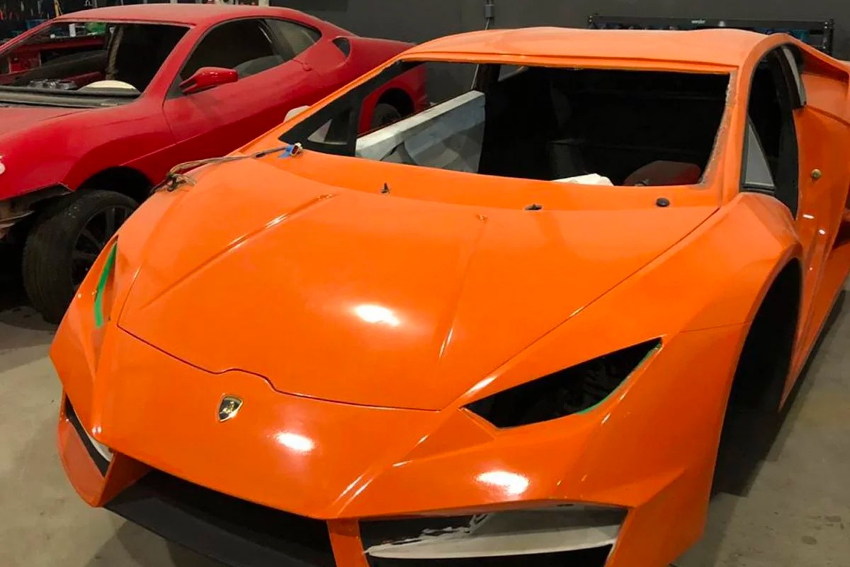 La police a découvert que les fausses Lamborghini et Ferrari fabriquées dans cet atelier brésilien étaient vendues entre 40 000 et 90 000 euros