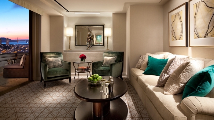 décoration moderne dans un salon beige, idée peinture sable pour intérieur contemporain et élégant avec accents de vert
