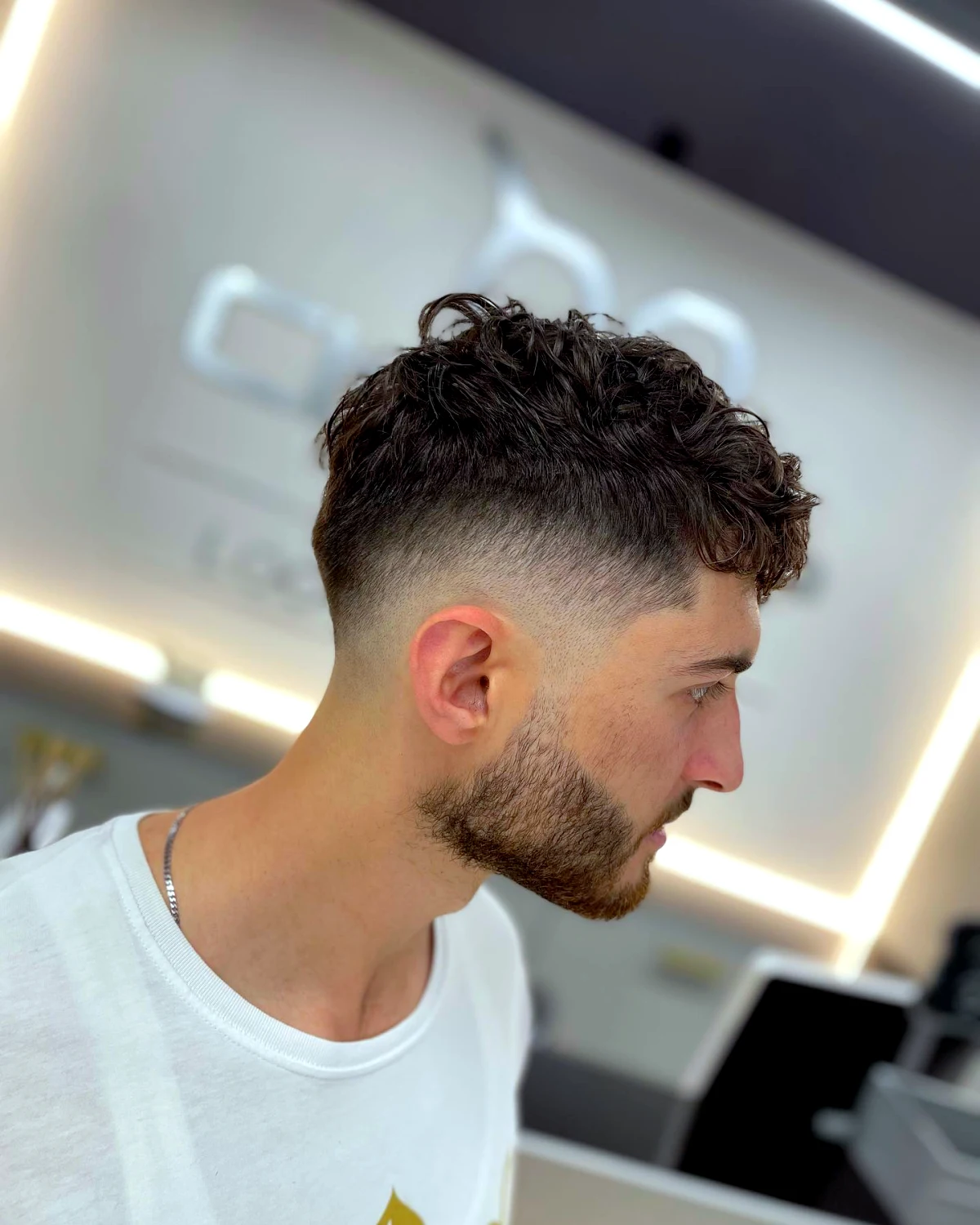 faux hawk coiffure degrade avec volume coupe homme tendance