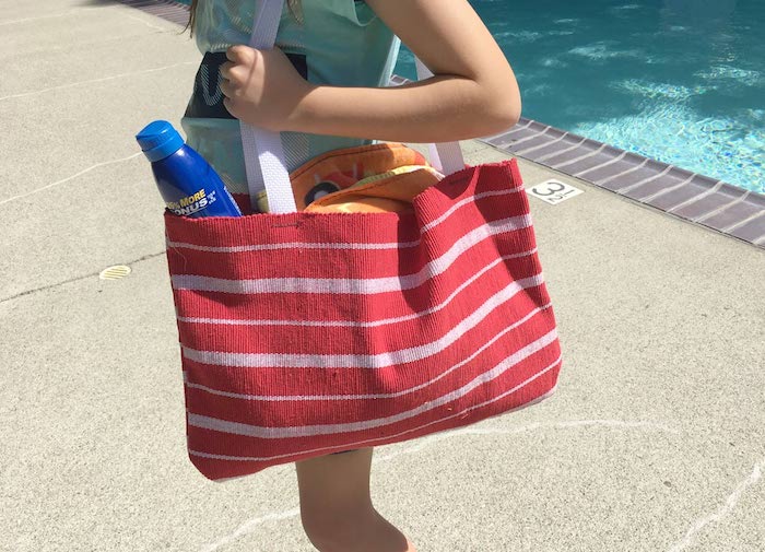 Rayé sac de plage rouge et beige, femme a la piscine, tuto sac, modele de sac en tissus, tuto sac cabas