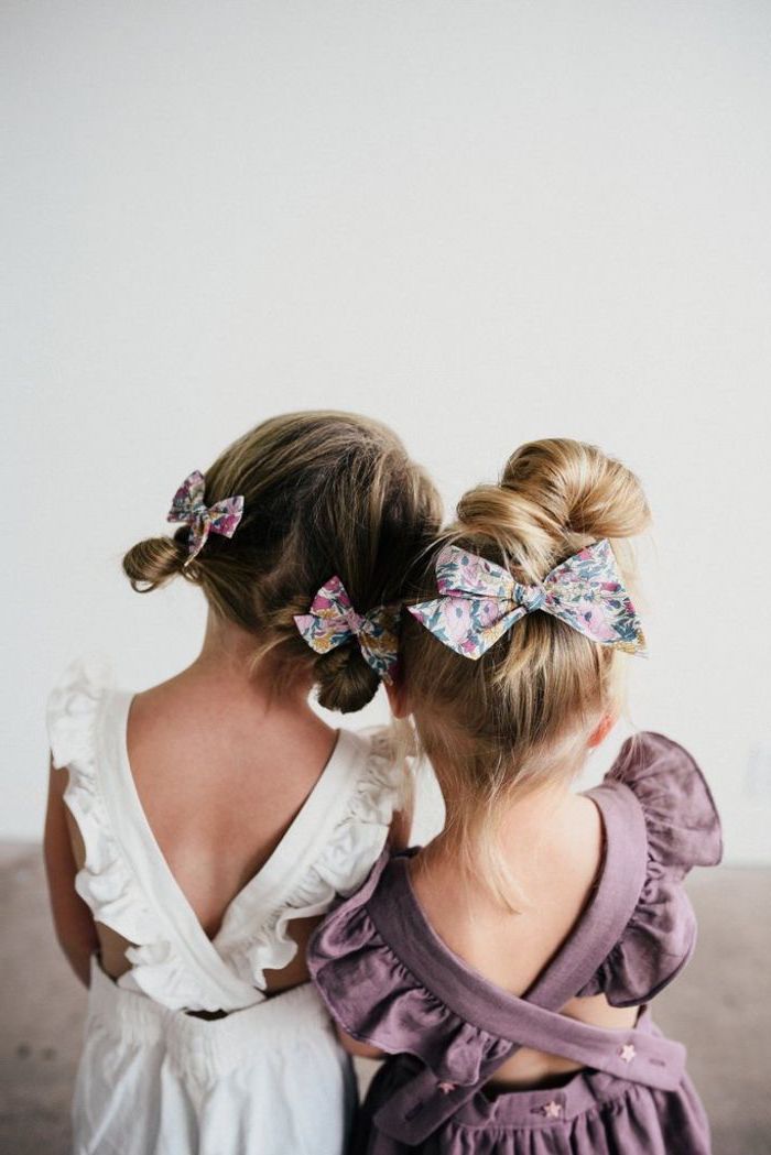 fleurie-papillon-cheveux-accessoire-belles-filles-amies-tresse-africaine-pour-petite-fille-tuto-coiffure-facile-à-faire Deux filles adorables, soeurs avec simili cheveux, coiffures chignon ruban fleurie, coiffure simple et rapide, coiffure facile a faire, beauté