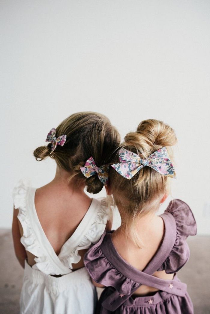 Deux filles adorables, soeurs avec simili cheveux, coiffures chignon ruban fleurie, coiffure simple et rapide, coiffure facile a faire, beauté 