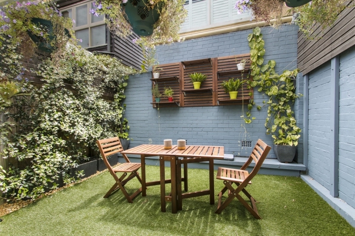 idee amenagement jardin devant maison avec pelouse et meubles en bois, exemple rangement vertical pour jardin
