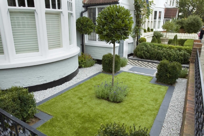 idee amenagement jardin devant maison, décoration petit jardin avec pelouse et arbres avec bordure bétonnée 