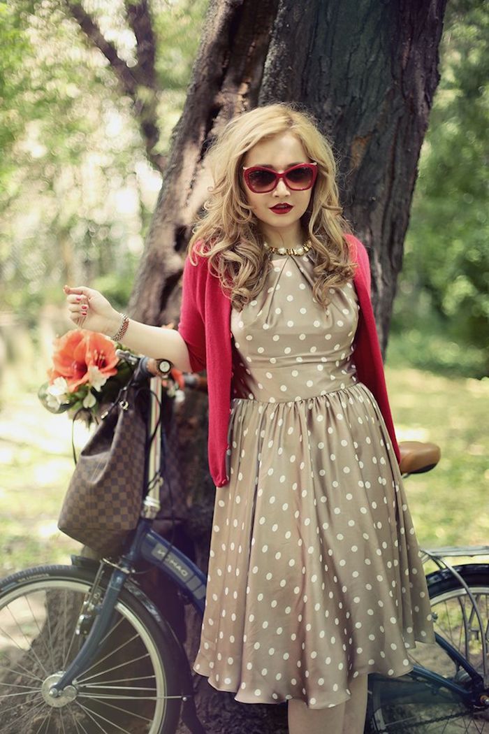 Femme robe à pois, gilete rose, lunettes de soleil vintage style, bicyclette tenue guinguette femme, vetement annee 60 chic tenue