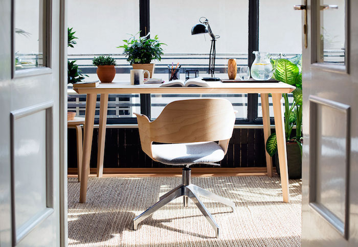Table en bois et plantes vertes deco bureau, diy décoration de bureau faire soi meme, chaise bois, belle vue idée originale où installer son bureau