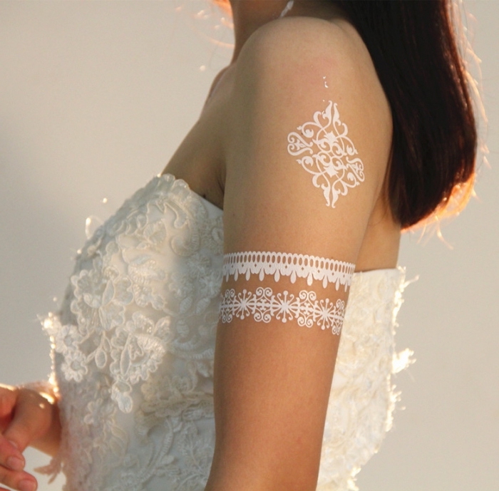 idée tatouage épaule éphémère aux motifs ethniques, exemple de tattoo henné à effet bijoux de corps aux motifs dentelle
