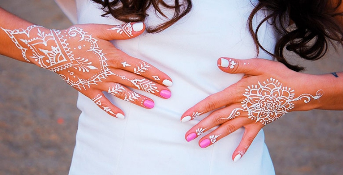 manucure en blanc et rose gel, décoration de main avec dessins blancs temporaires aux motifs mandala, tatouage au henné