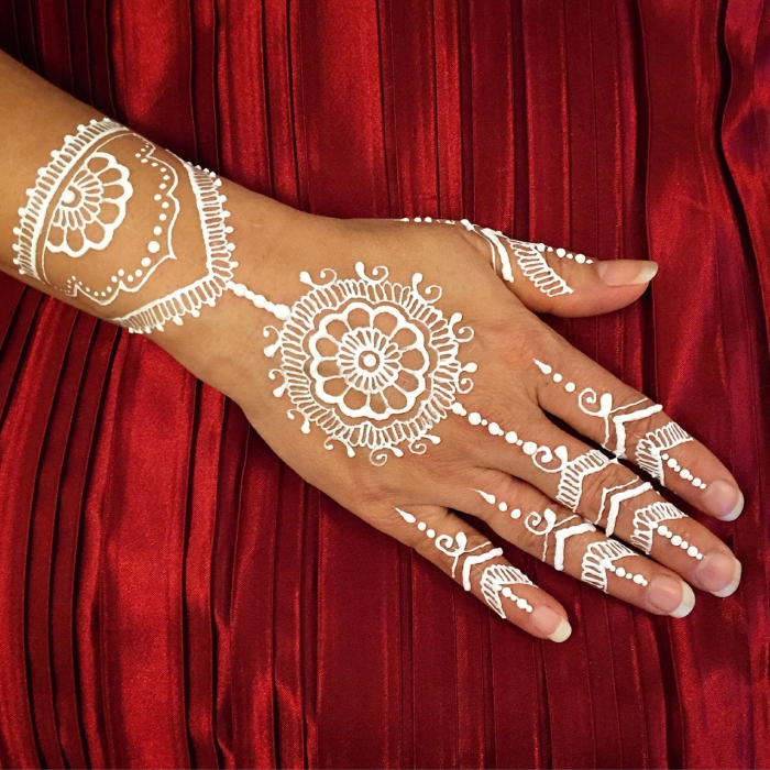 idée tatouage henné main facile, modèle tattoo blanc pour mariage, exemple de tatouage main et doigts aux motifs mandala
