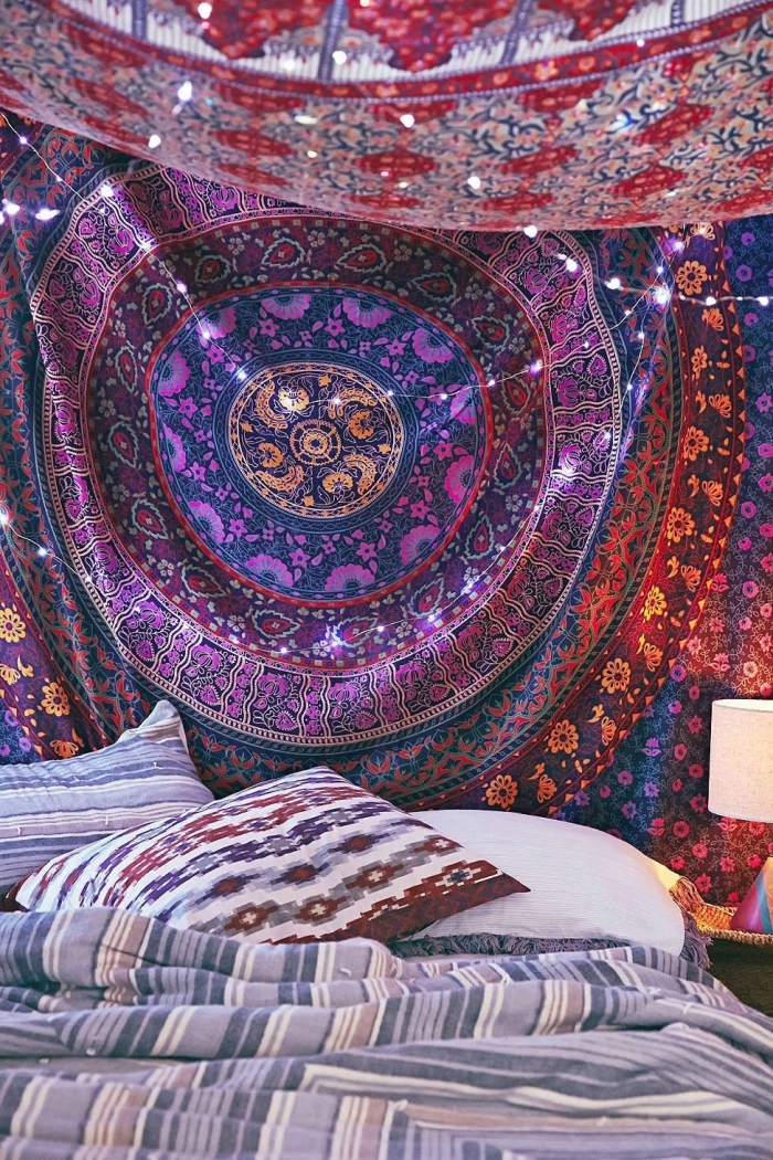 comment décorer une chambre boho ou hippie chic, idée chambre ado style gypsy, faire une tete de lit avec tapis
