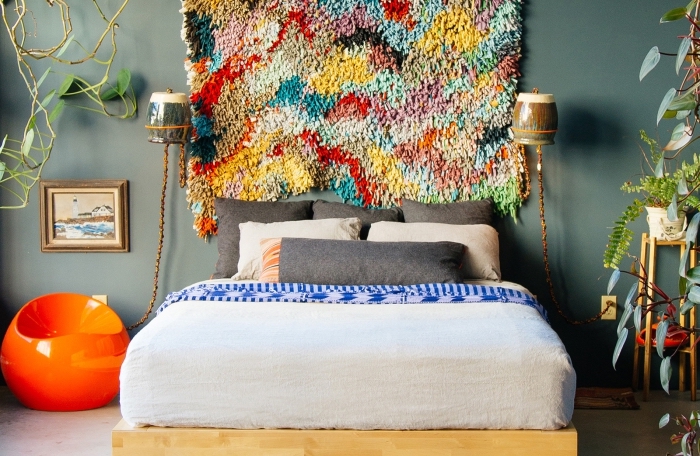 idee tete de lit multicolore avec tapis, exemple comment aménager une chambre bohème éclectique avec plantes vertes et objets ethniques