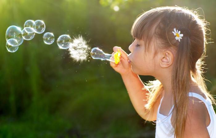 idée-coupe-petite-fille-cheveux-longs-avec-frange-comment-faire-une-coiffure-petite-fille-faire-des-ballons Ballons de savon, coiffure avec frange, coiffure enfant, coiffure petite fille mariage, belle fille stylée fleurs sur l'oreille