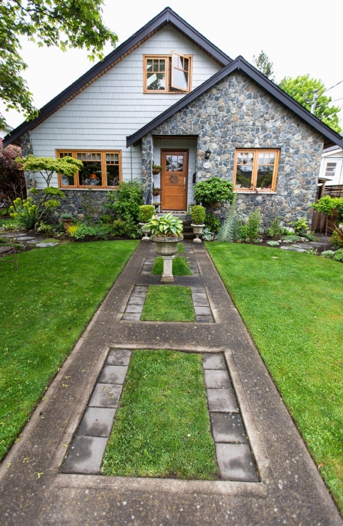 décoration extérieur d'une maison avec allée et pelouse, idée aménagement extérieur entrée maison avec gazon