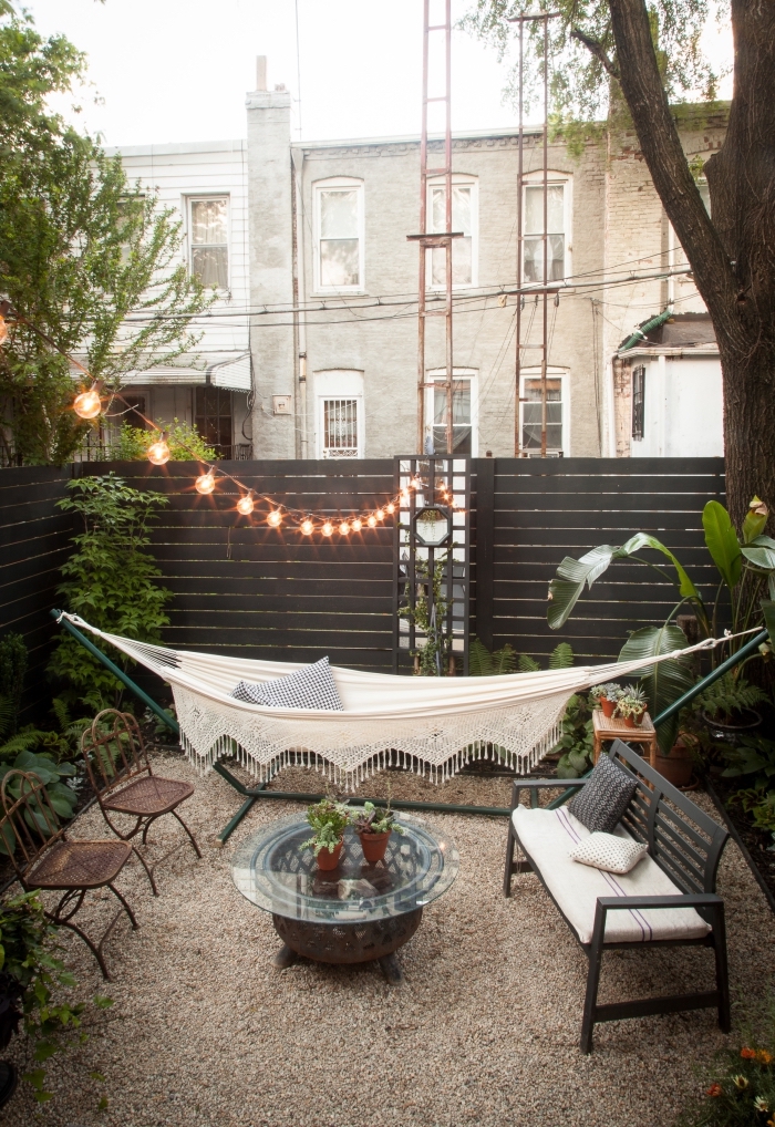 décoration jardin extérieur de style bohème avec hamac, mobilier jardin en fer forgé, idée éclairage extérieur