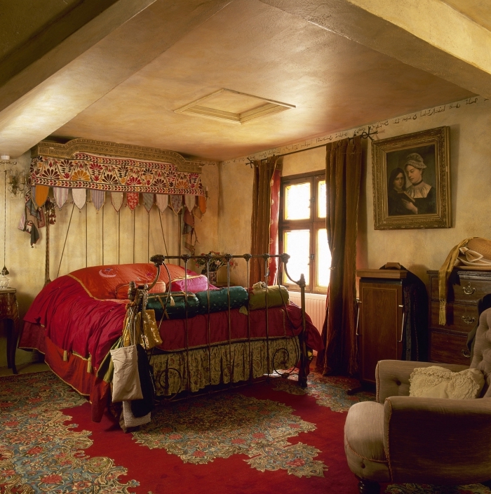 aménagement de chambre style oriental aux murs sablés, tete de lit maison avec tissus multicolore aux motifs ethniques