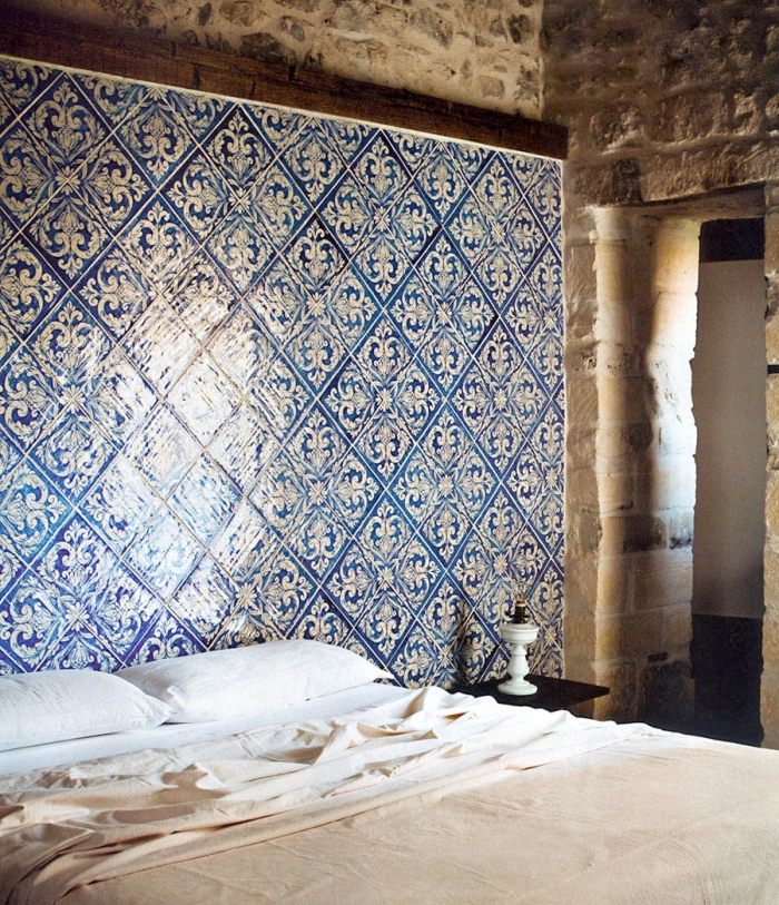 exemple tête de lit en carrelage de style marocain, comment décorer une pièce de style oriental avec grand lit et meubles bois