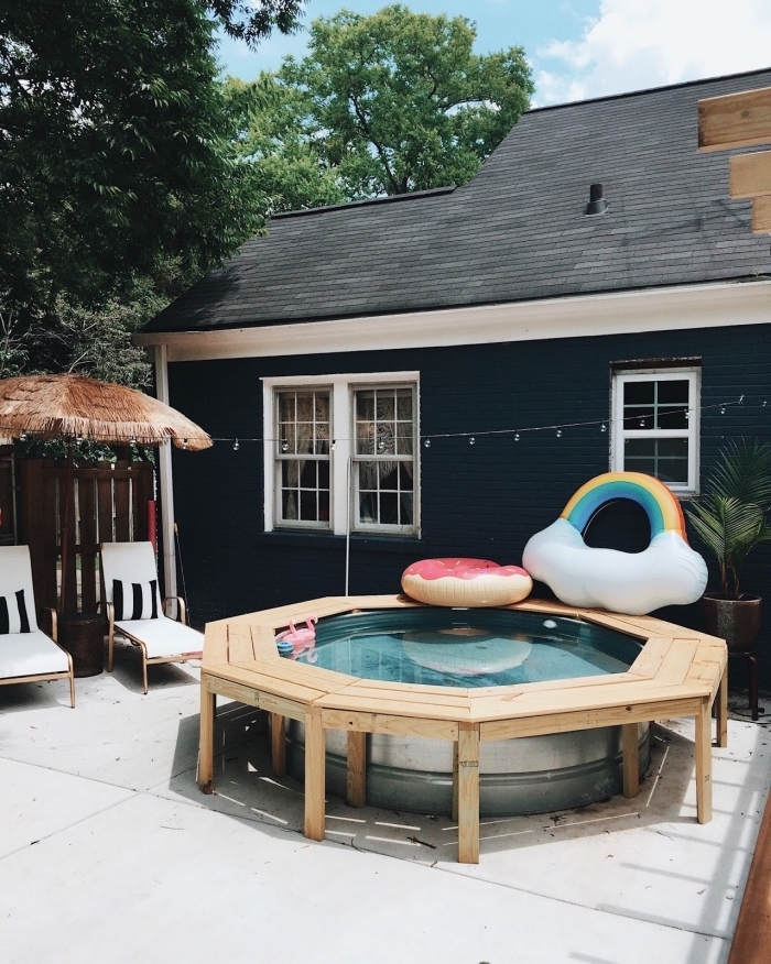 modèle de piscine maison petit espace, comment décorer une cour arrière avec piscine ronde et terrasse bétonnée