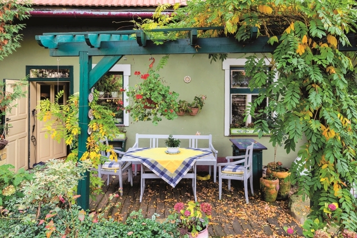 décoration jardin extérieur, cour arrière avec terrasse en bois et pergola, meubles de jardin en bois gris clair