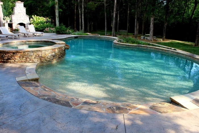 exemple de jardin avec piscine plage, modèle grande piscine avec petit bassin rond en pierre, jardin avec barbecue