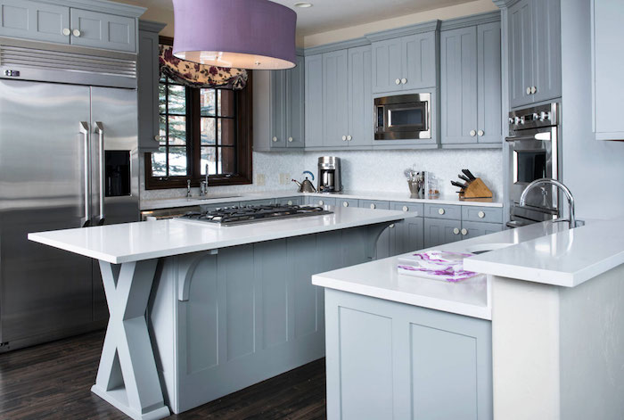couelur bleu gris dans une cuisine traditionnelle avec credence blanche, parquet bois foncé, plafonnier violet