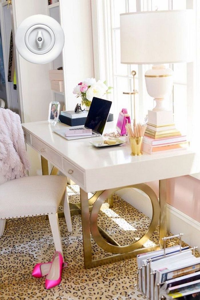 Eclectique déco bureau fait maison, décoration de bureau, déco chambre à coucher doré détails et tapis léopard motif