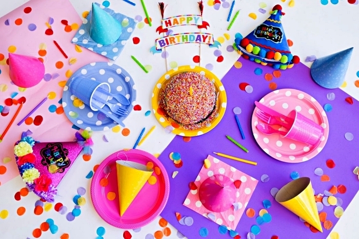 confettis multicolore et vaisselle jetable pour une deco table anniversaire, décoration de table d'anniversaire enfant