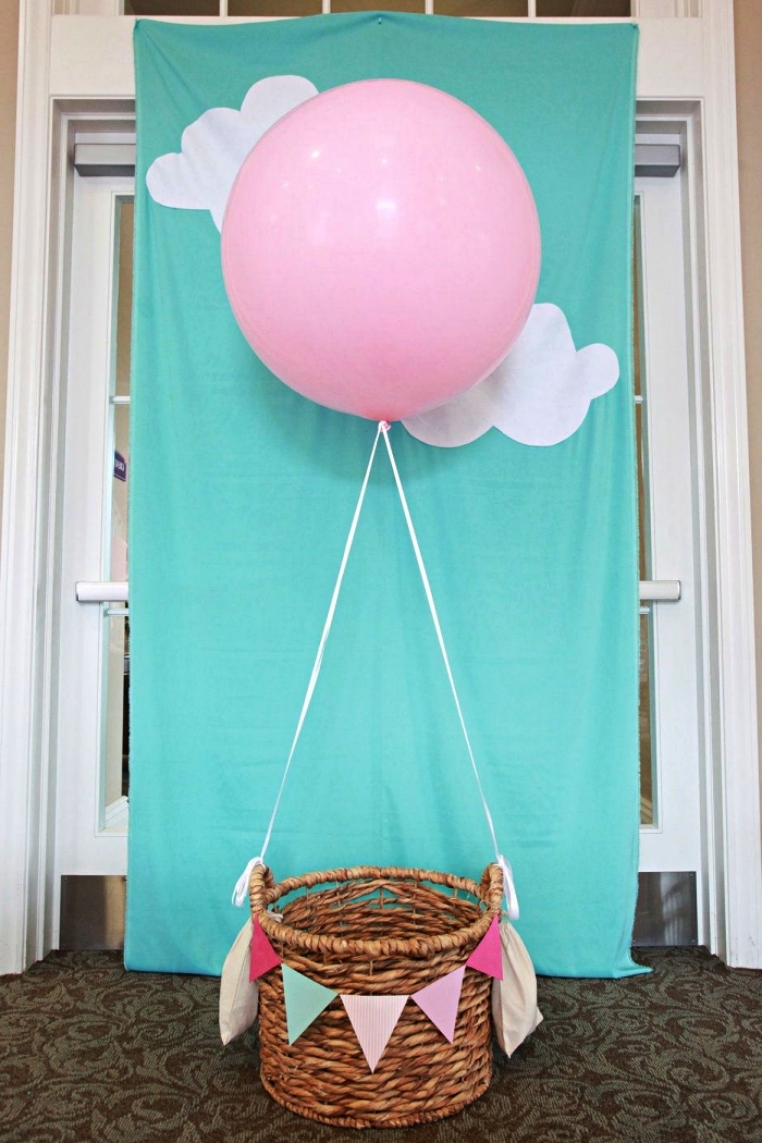 montgolfière pour une séance photo premier anniversaire, décoration anniversaire 1 an sur le thème voyage