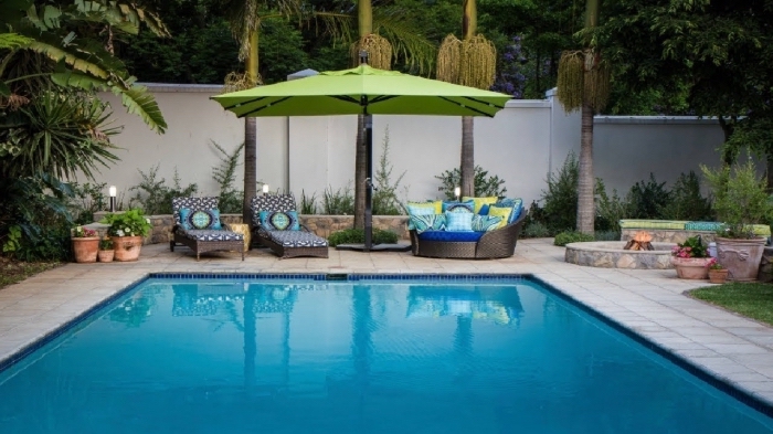 comment décorer une terrasse piscine avec transats tressés, exemple d'amenagement terrasse piscine moderne