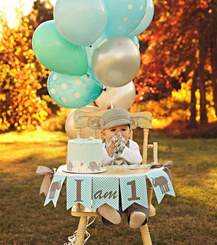 chaise haute décoré de ballons et d'une banderole joyeux anniversaire 1 an, idée déco pour séance photo smash the cake