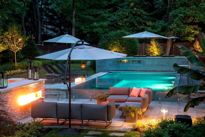 image piscine moderne avec terrasse en béton, exemple de mobilier de jardin style contemporain en fer et gris