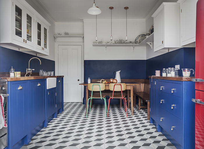 couleur peinture cuisine bleu nuit et bleu marine sur les meubles de cuisine, sol carrelage geometrique gris et blanc, meubles hauts blancs, frigo vintage rouge