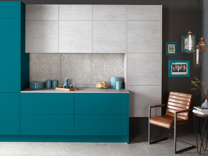 couleur bleu pétrole pour la façade d une cuisine grise, idée couleur peinture cuisine gris anthracite, chaise design