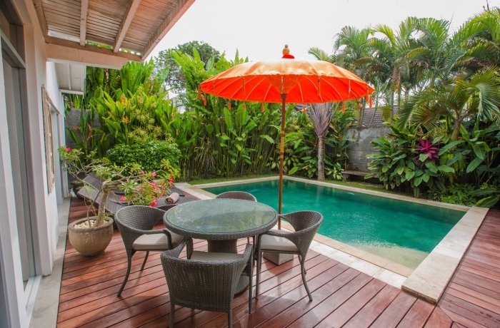 comment aménager une petite cour arrière avec piscine, modèle jardin avec piscine et terrasse en bois, parasol oriental de couleur rouge