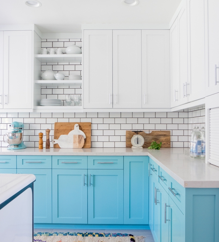 modele de cuisine blanc et bleu avec meuble bas bleu et meuble haut blanc, credence carrelage metro blanc, accents boisés