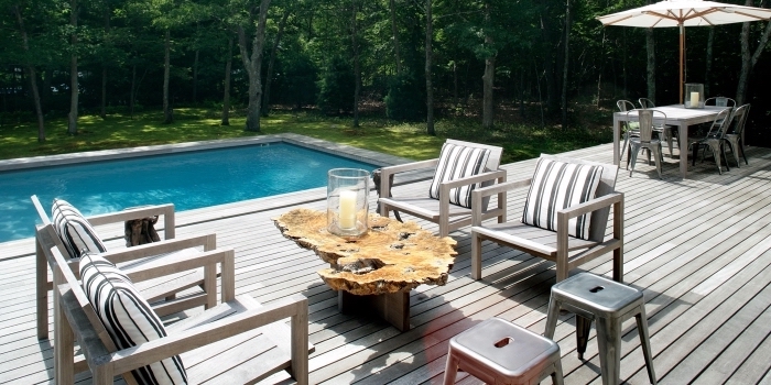 exemple d'amenagement piscine minimaliste avec meubles en bois, idée revêtement de terrasse piscine en bois