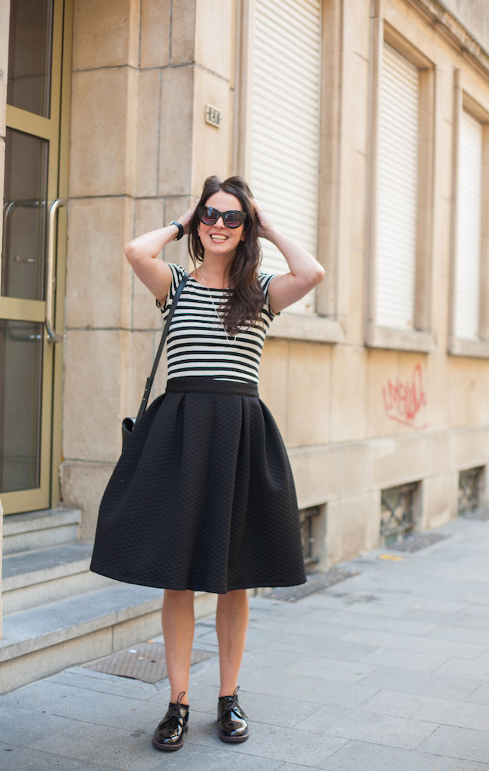 Femme parisienne, jupe trapèze et t-shirt rayé, robe pin up, s'habiller comme les femmes des années 60