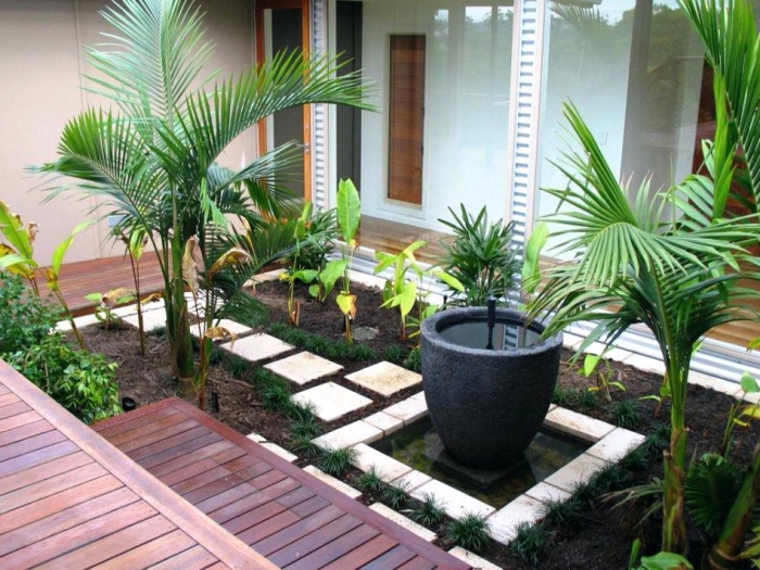 comment décorer une cour arrière avec petite terrasse bois et jardin, jardin d'agrément avec dalles et petit bassin