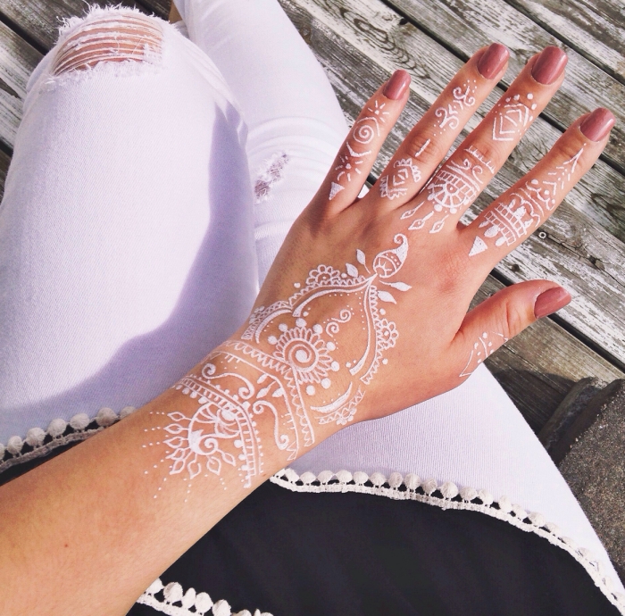 idée tatouage henné main, art corporel à effet temporaire, modèle de dessin sur peau en blanc aux motifs ethniques