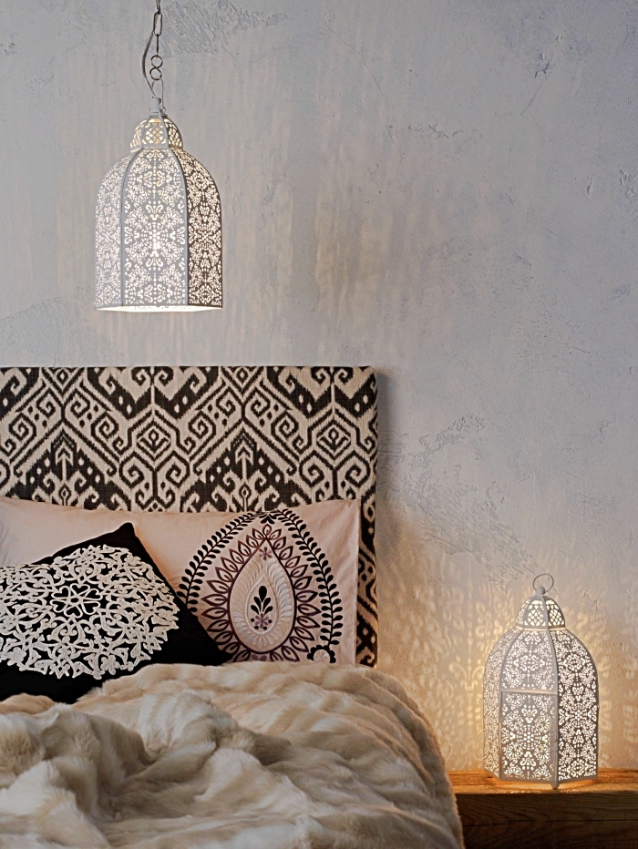 design intérieur style oriental dans une chambre blanche avec meubles bois, idée tete de lit maison fabriquée en tissu ethnique