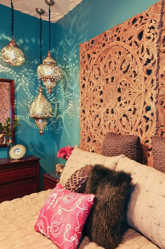 comment décorer une chambre avec objets ethniques, idée peinture tendance nuances de bleu, modèle tête de lit design oriental
