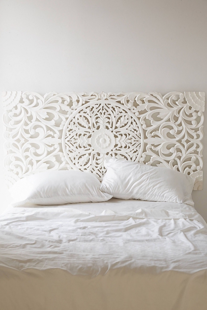 idee tete de lit marocain pour chambre à coucher blanche de style minimaliste, modèle tête de lit blanche aux motifs volutes