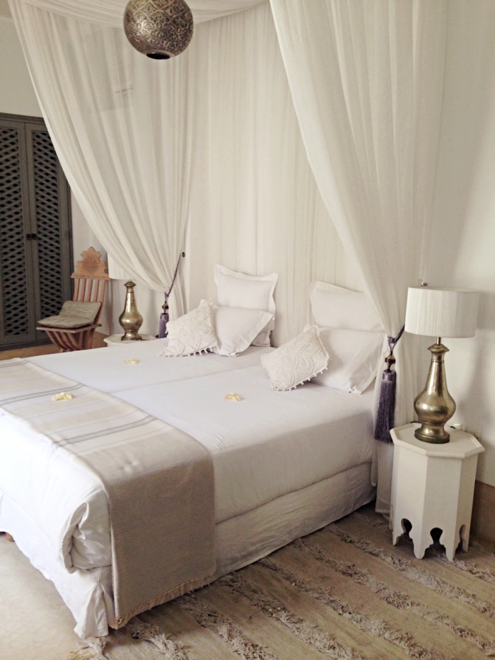 comment décorer une pièce blanche avec grand lit à baldaquin, idée deco tête de lit avec rideaux blancs de style oriental