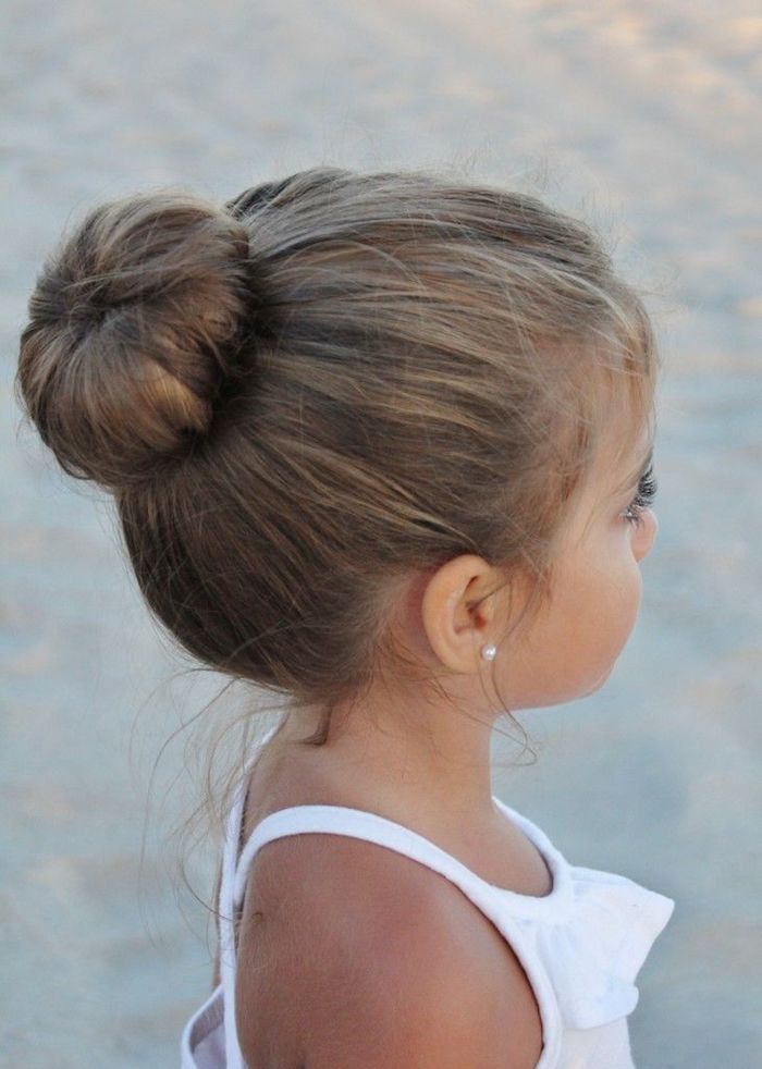 Chignon ballerine coiffure simple et rapide, idée coupe de cheveux petite fille adorable