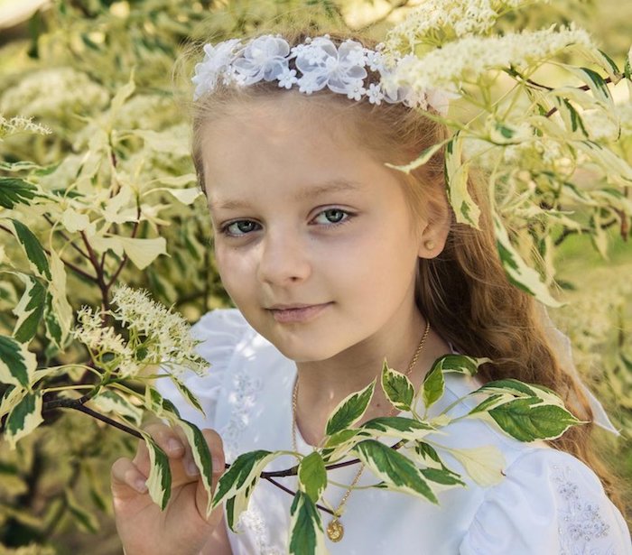 magnifique-idée-comment-s-habiller-et-quelle-coiffure-faire-couronne-de-fleurs-artificielles-robe-blanche-natte-africaine-coiffure-facile-a-faire-pour-une-petite-fille Jardin coupe petite fille, coiffure petite fille mariage, photo fille couronne de fleurs