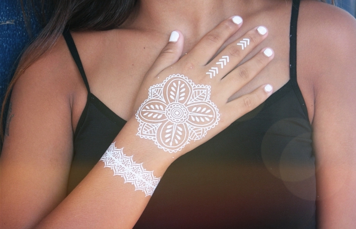 idée tattoo henné facile, modèle dessin sur peau en blanc aux motifs feuilles et mandala, tatouage temporaire effet bracelet