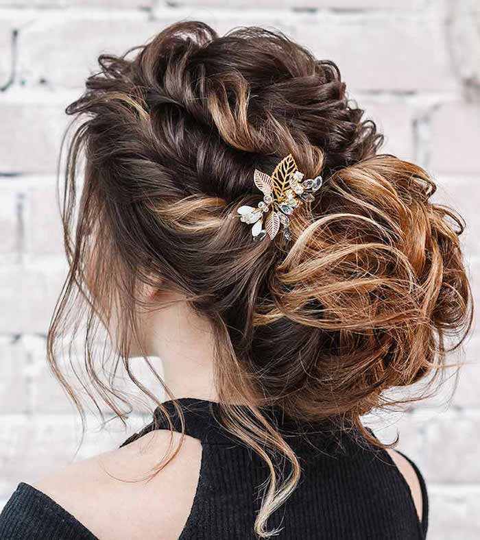 mariage-invitée-chignon-coiffée-décoiffée-fille-ado-idee-coiffure-spéciale-cheveux-en-tresses-qui-finissent-en-chignon-bas-romantique-accessoirisé-d-un-bijou Chignon bas accessoirisé avec un bijou, comment faire une coiffure pour fillette, tutoriel coiffure simple