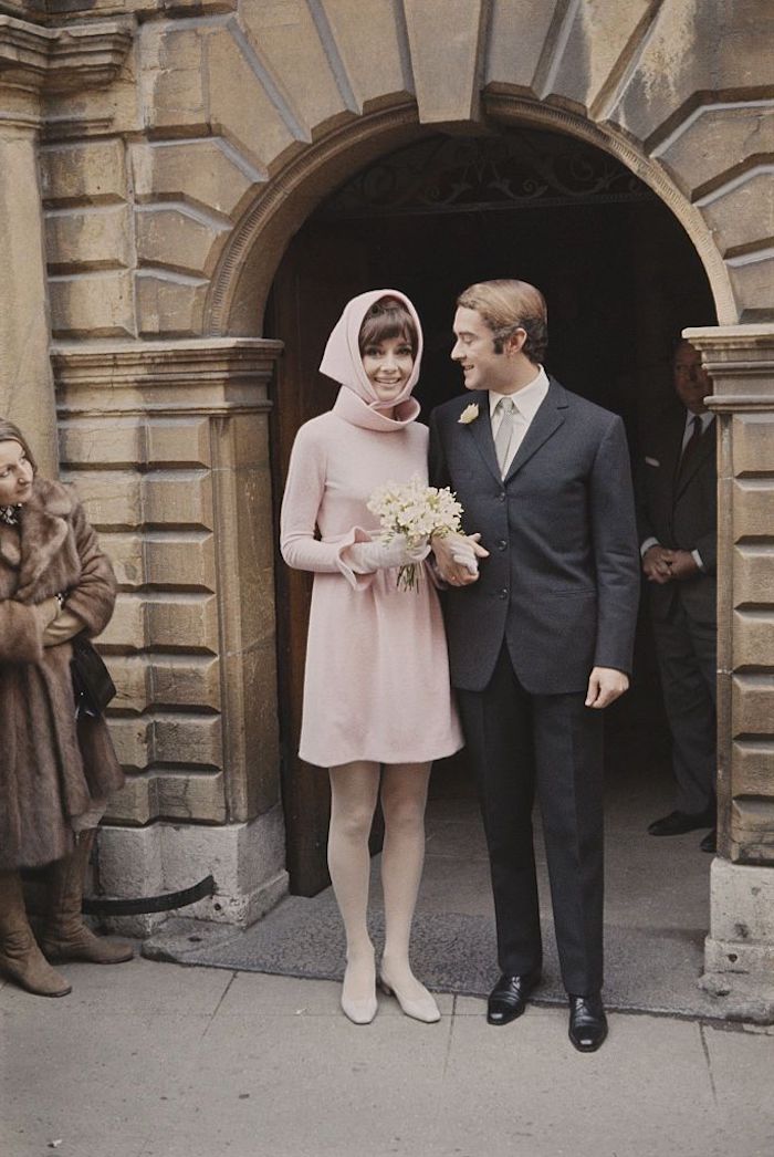 Couple mariage photo vintage style, robe rose courte, look année 50, comment s'habiller pour une soirée guinguette