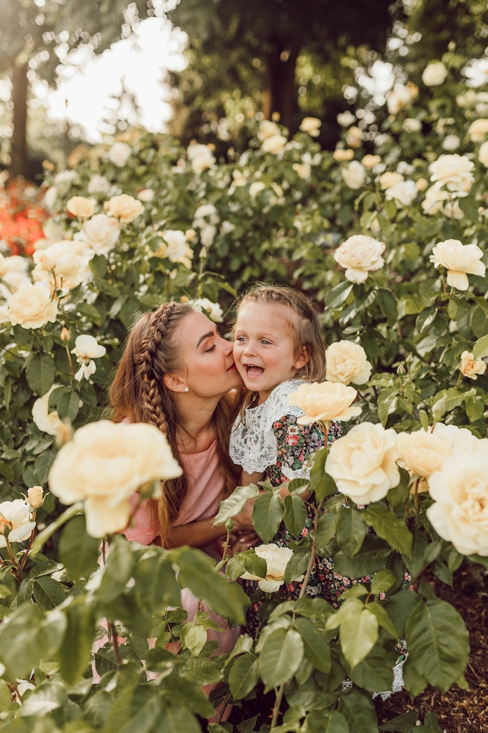 mère-et-fille-adorable-photo-entre-les-roses-idée-coupe-petite-fille-comment-faire-une-coiffure-petite-fille Mère et fille avec la meme coiffure, coiffure tresse, coiffure pour fillette, coiffure enfant, photo dans le jardin entre les roses