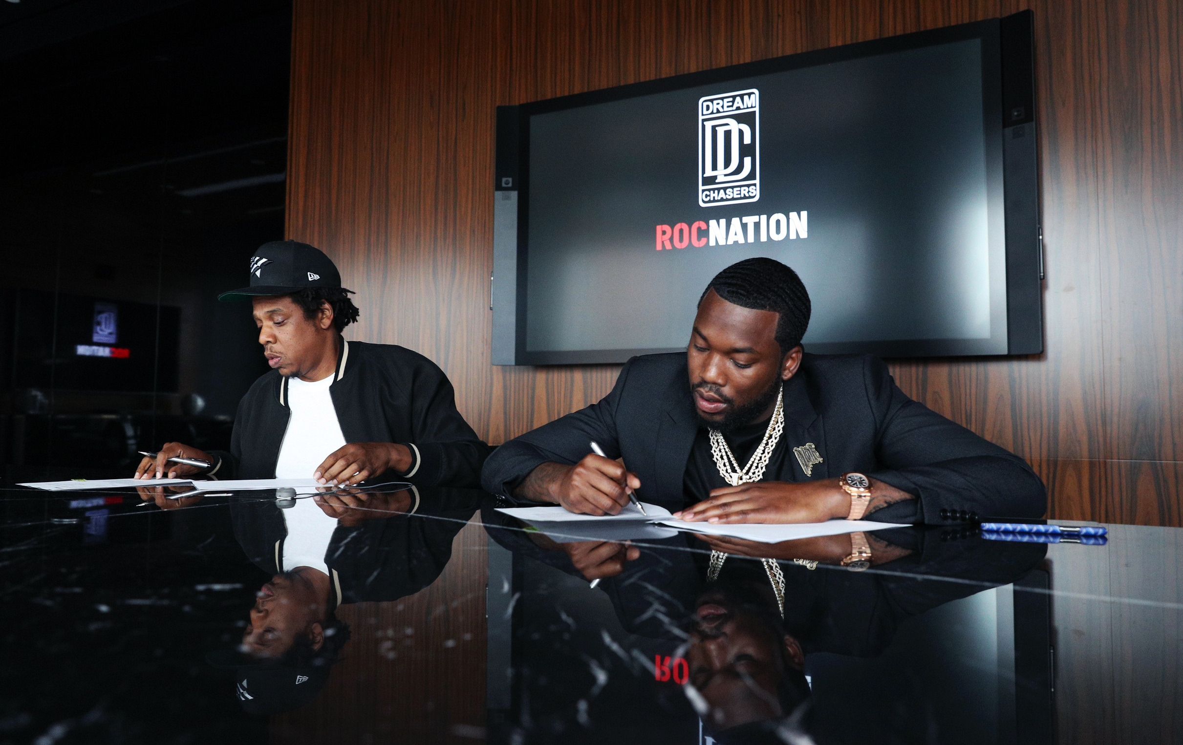 En plus de posséder le détaillant d'articles de sports Lids, Meek Mill prend la tête du label Dream Chasers, soutenu par Jay Z et Roc Nation