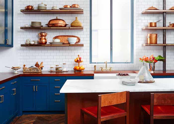quelle couleur pour une cuisine, meuble bas de cuisine bleu nuit, credence carrelage blanc, vaisselle et ustensiles de cuisine en cuivre, ilot bois et plan ilot blanc